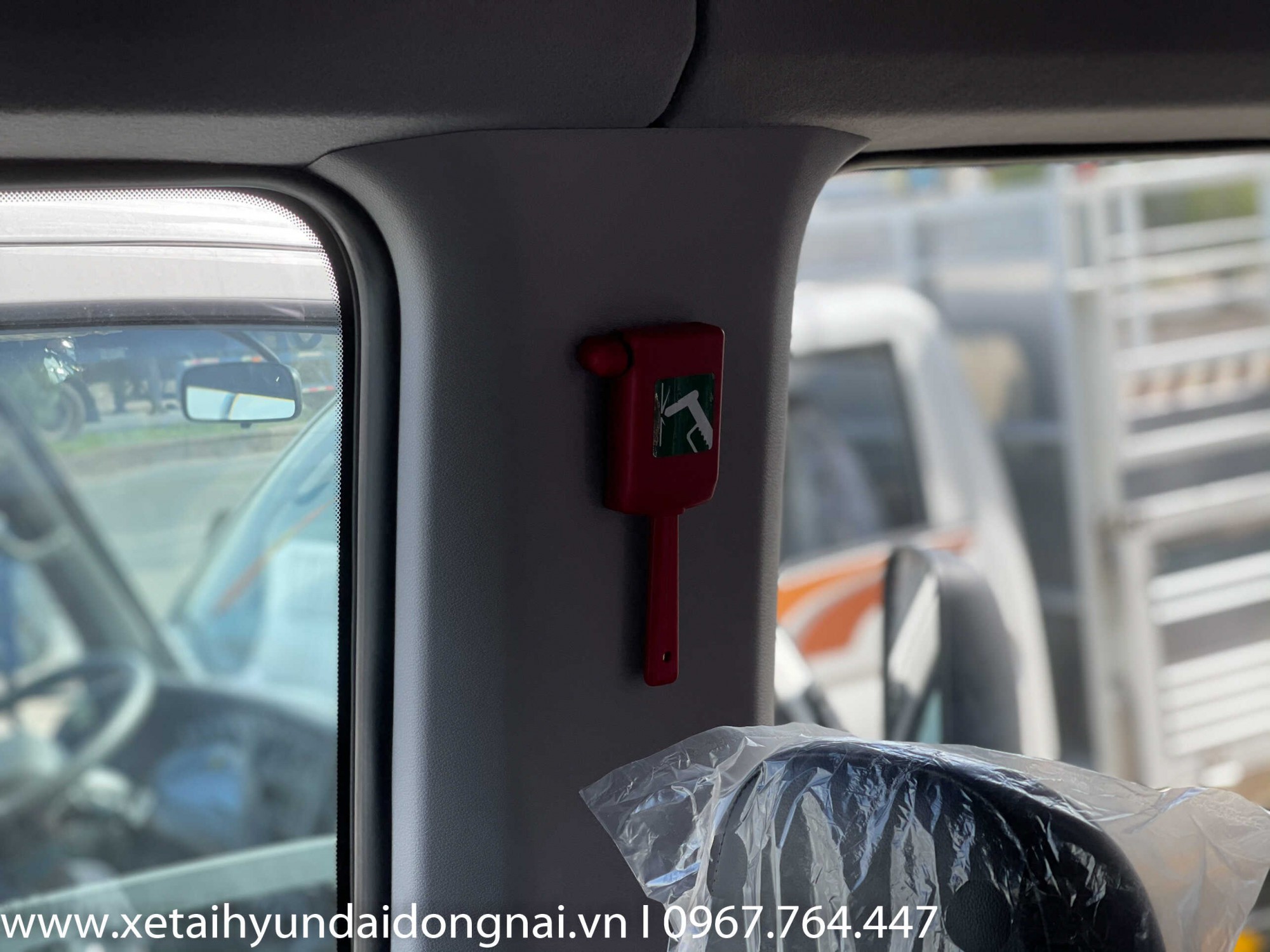 Búa thoát hiểm được trang bị sẵn, đảm bảo tính năng an toàn trong xe Hyundai Solati